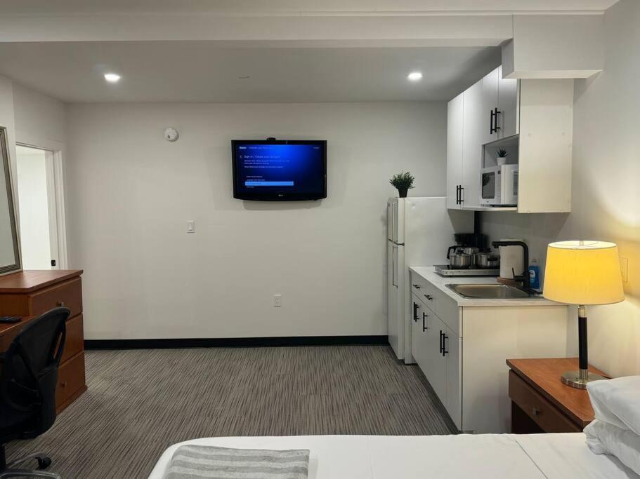 Cozy With Kitchenette - 7 Apartment Edmonton
